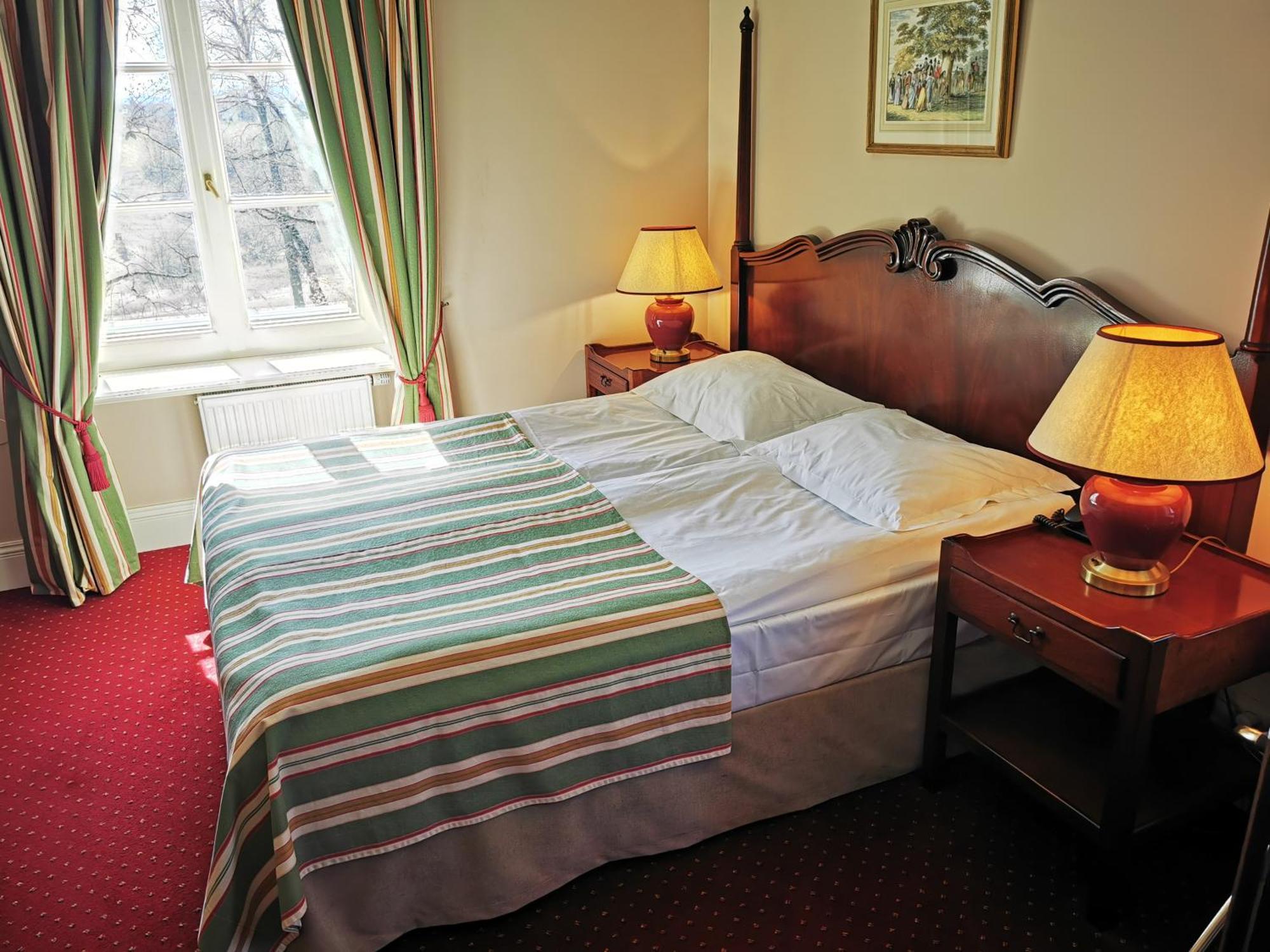 Dwor Sierakow Hotel ภายนอก รูปภาพ
