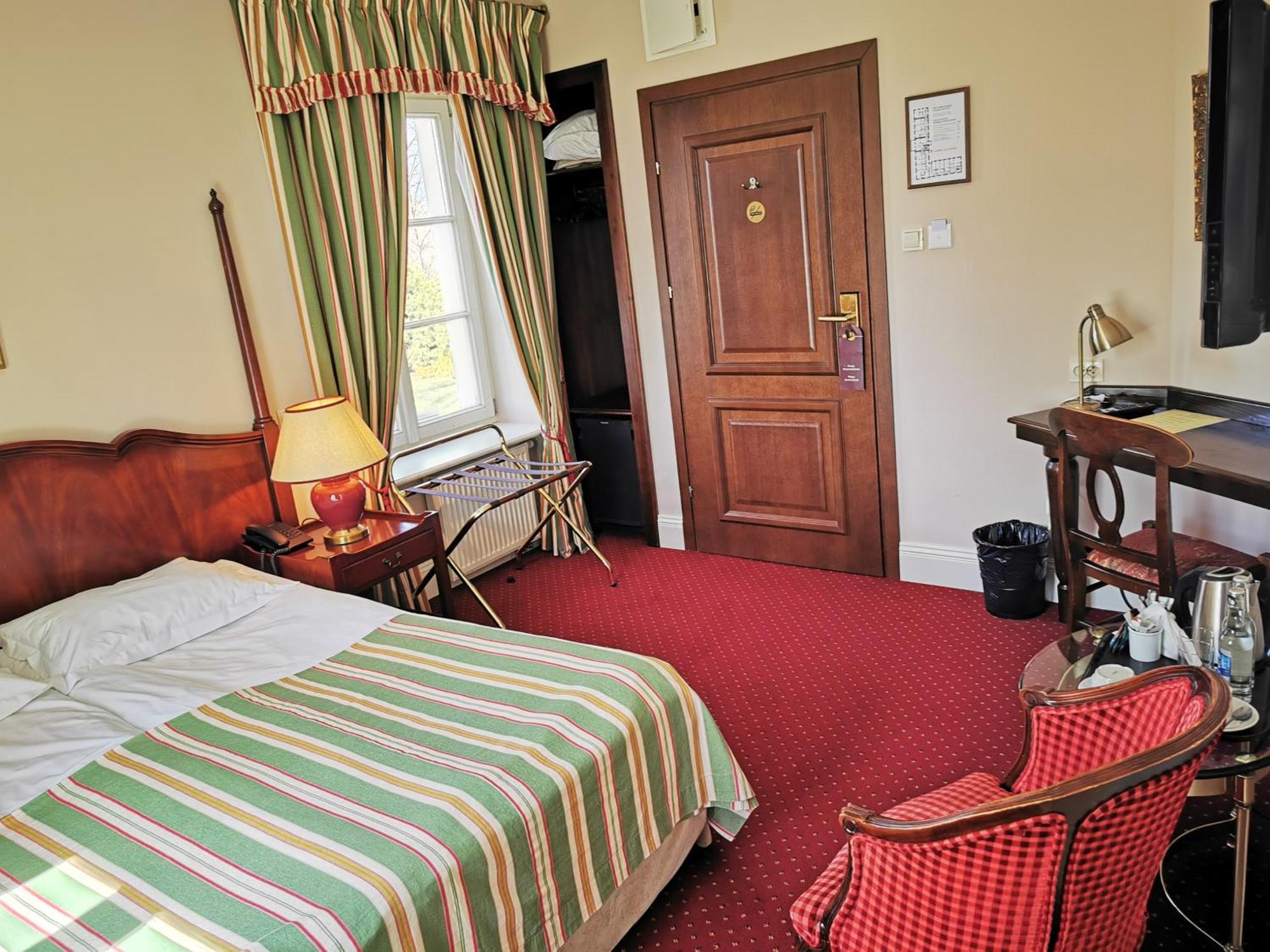 Dwor Sierakow Hotel ภายนอก รูปภาพ
