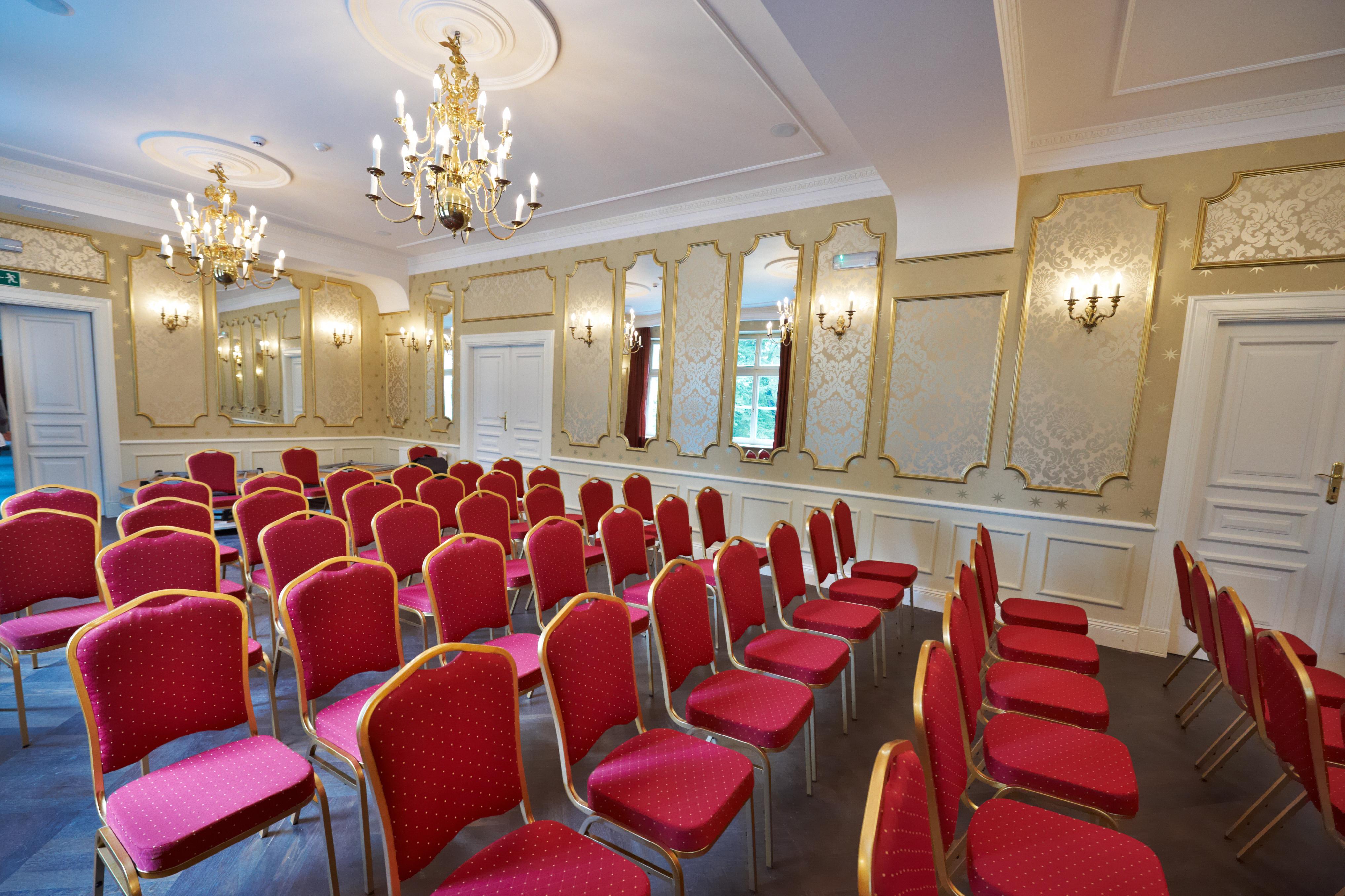 Dwor Sierakow Hotel ภายนอก รูปภาพ