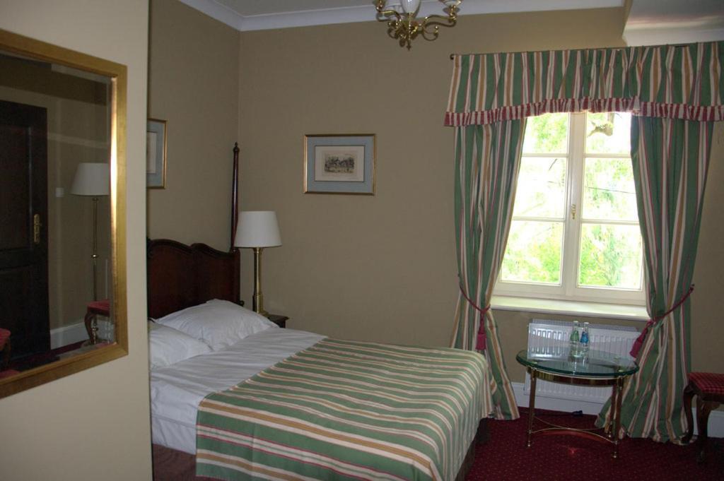 Dwor Sierakow Hotel ภายนอก รูปภาพ