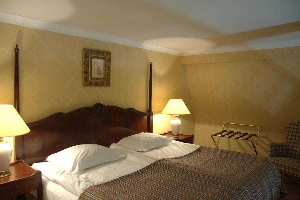 Dwor Sierakow Hotel ภายนอก รูปภาพ