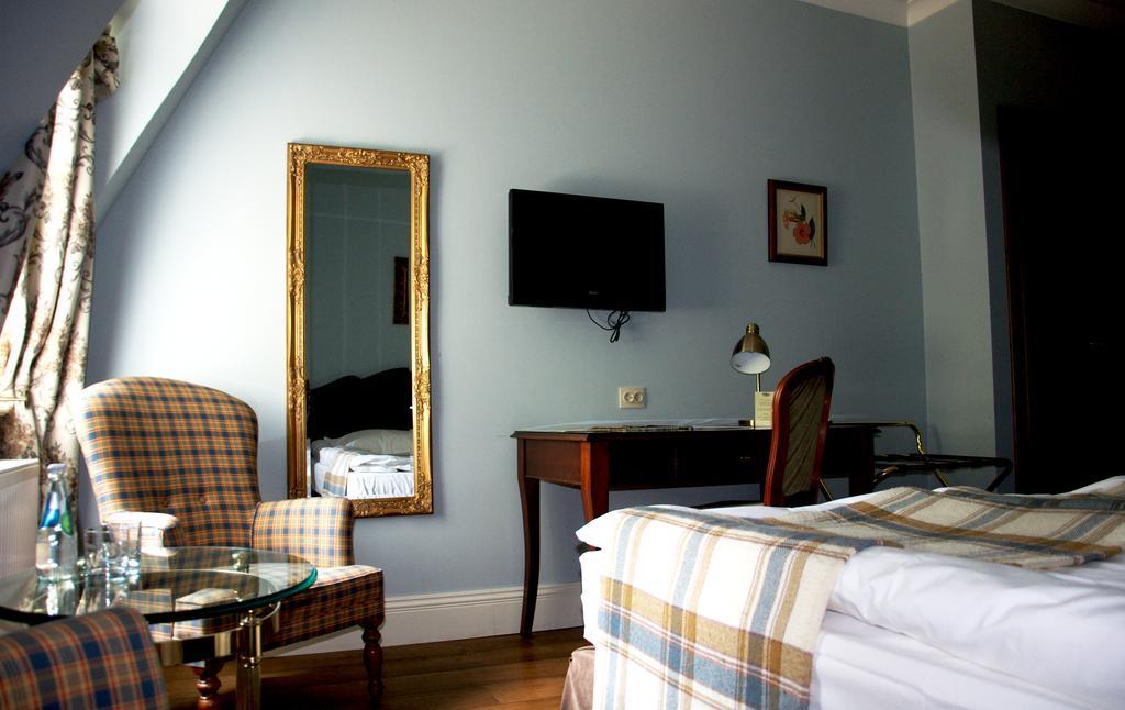 Dwor Sierakow Hotel ภายนอก รูปภาพ