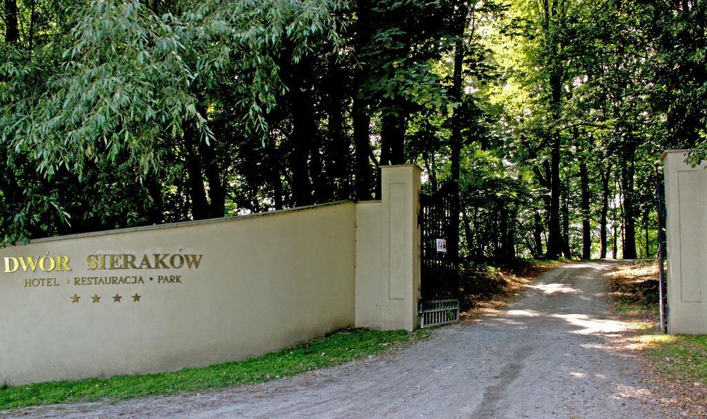 Dwor Sierakow Hotel ภายนอก รูปภาพ