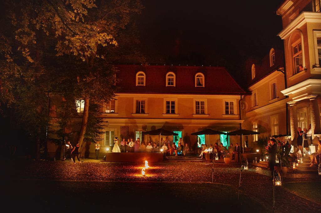 Dwor Sierakow Hotel ภายนอก รูปภาพ