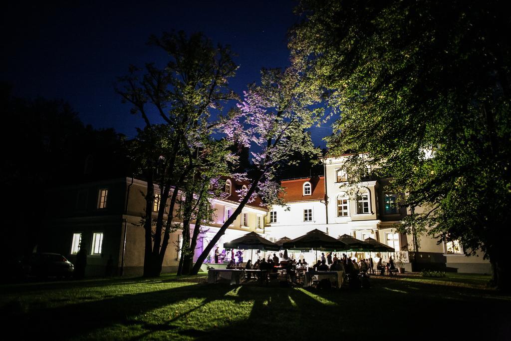 Dwor Sierakow Hotel ภายนอก รูปภาพ